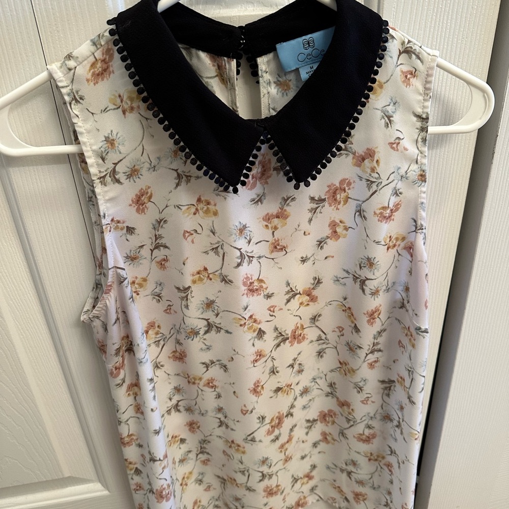 Cute Cece sleeveless blouse with Peter Pan collar